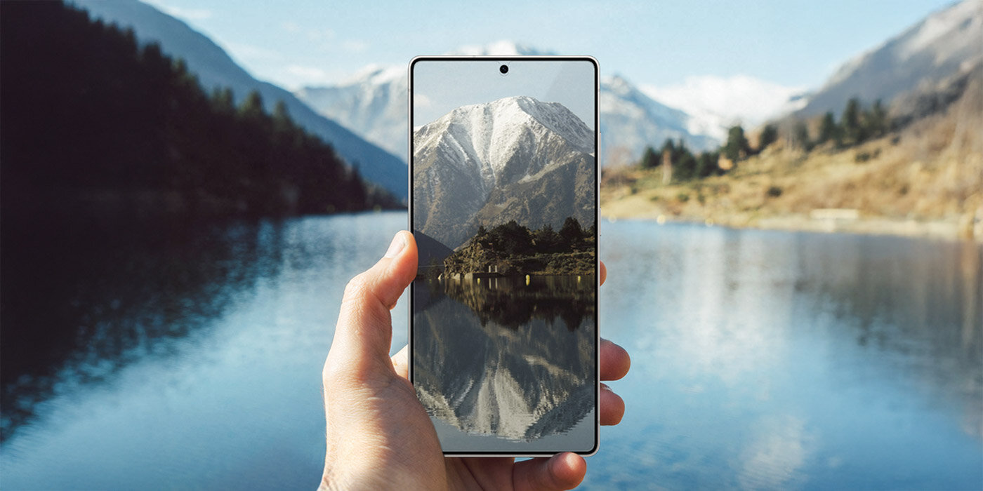 Osoba trzymająca smartfon Galaxy S25 Ultra z folią ochronną antyrefleksyjną na ekranie. Ekran smartfona pozostaje dobrze widoczny na tle lśniącego jeziora. Osoba trzymająca smartfon Galaxy S25 Ultra z folią ochronną antyrefleksyjną na ekranie. Ekran smartfona pozostaje dobrze widoczny na tle lśniącego jeziora.