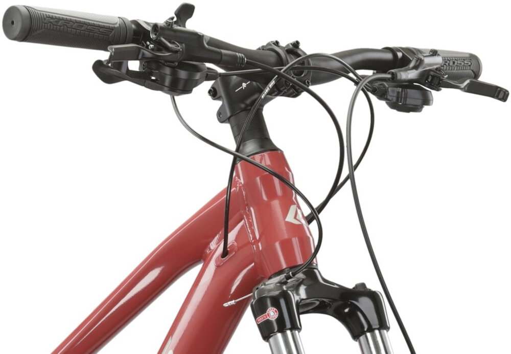 Rower górski MTB KROSS Lea 5.0 D15 27.5 cala damski Bordowy zbliżenie na kierownicę kierownica widoczna od przodu pod skosem aluminiowa kierownica aluminiowy wspornik KROSS lekkość trwałość manetki pokryte antypoślizgowym materiałem pewny chwyt