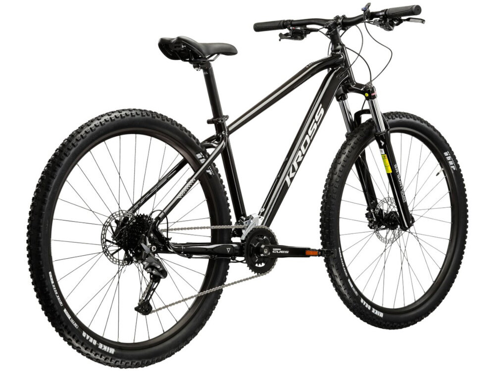 Rower górski MTB KROSS Hexagon 5.0 M17 27.5 cala męski Czarny rower na białym tle widoczny od tyłu po skosie góral pojazd dla sportowców do jazdy wyczynowej uniwersalny dla amatorów zwrotny łatwo wchodzi w zakręty do jazdy w mieście za miastem w lesie na górskim szlaku w błocie nie za głębokim piachu