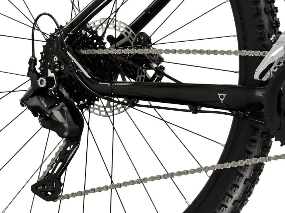 Rower górski MTB KROSS Hexagon 5.0 M15 27.5 cala męski Czarny zbliżenie na tylną przerzutkę przerzutki marki przerzutki marki SHIMANO 18 biegów duża wytrzymałość sprawne działanie zmiana biegów jest płynna i bezproblemowa tylny napęd SHIMANO CUES niewiarygodnie płynna szybka zmiana przełożeń wytrzymałość