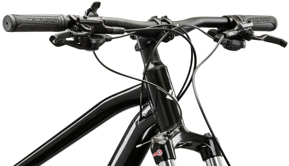 Rower górski MTB KROSS Hexagon 5.0 M15 27.5 cala męski Czarny zbliżenie na kierownicę kierownica widoczna od przodu pod skosem aluminiowa kierownica aluminiowy wspornik KROSS lekkość trwałość manetki pokryte antypoślizgowym materiałem pewny chwyt