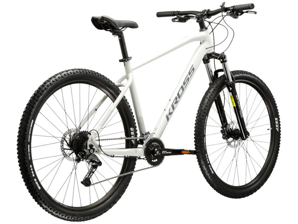 Rower górski MTB KROSS Hexagon 5.0 M15 27.5 cala męski Szary rower na białym tle widoczny od tyłu po skosie góral pojazd dla sportowców do jazdy wyczynowej uniwersalny dla amatorów zwrotny łatwo wchodzi w zakręty do jazdy w mieście za miastem w lesie na górskim szlaku w błocie nie za głębokim piachu