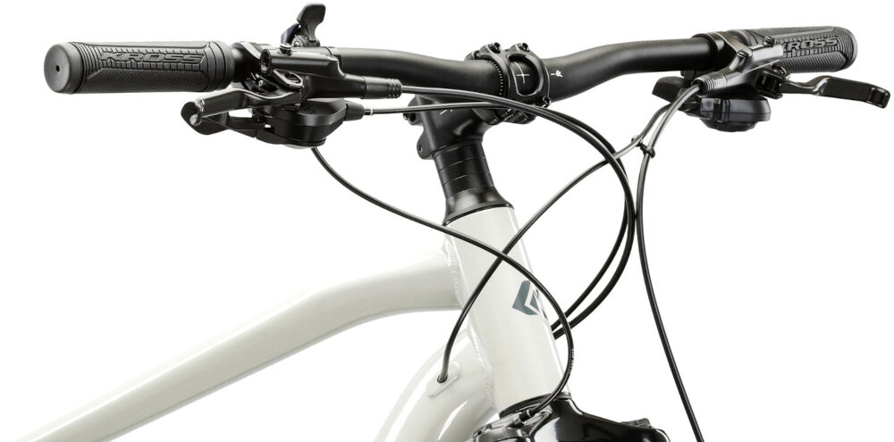 Rower górski MTB KROSS Hexagon 5.0 M15 27.5 cala męski Szary zbliżenie na kierownicę kierownica widoczna od przodu pod skosem aluminiowa kierownica aluminiowy wspornik KROSS lekkość trwałość manetki pokryte antypoślizgowym materiałem pewny chwyt