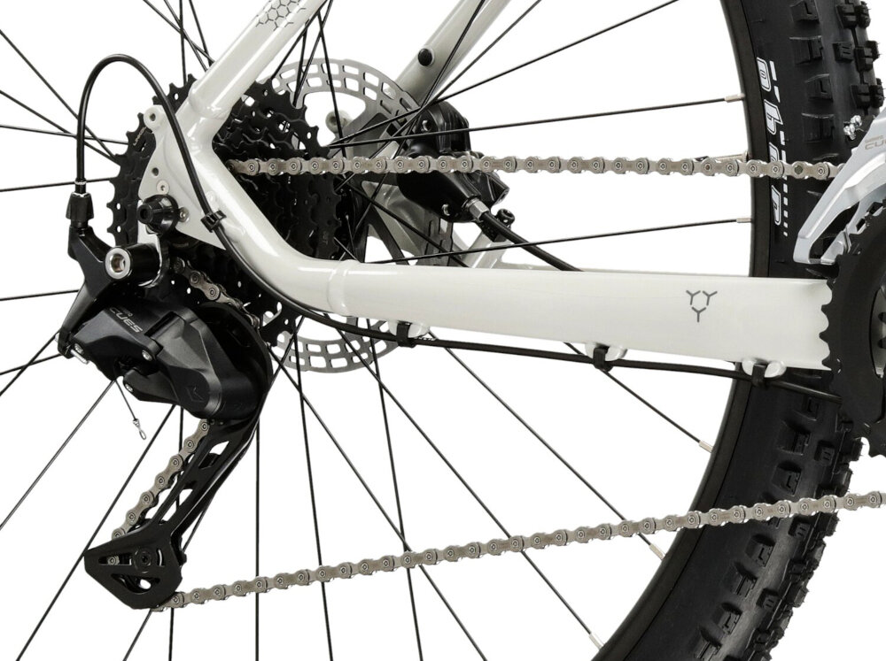 Rower górski MTB KROSS Hexagon 5.0 M17 27.5 cala męski Szary zbliżenie na tylną przerzutkę przerzutki marki przerzutki marki SHIMANO 18 biegów duża wytrzymałość sprawne działanie zmiana biegów jest płynna i bezproblemowa tylny napęd SHIMANO CUES niewiarygodnie płynna szybka zmiana przełożeń wytrzymałość