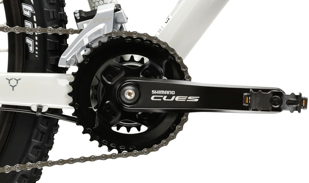 Rower górski MTB KROSS Hexagon 5.0 M17 27.5 cala męski Szary zbliżenie na korbę kasetę i łańcuch lekka wydajna konstrukcja korby korba SHIMANO CUES typu U4000 kaseta SHIMANO CUES typu LG300 solidność wytrzyma bardzo duży nacisk na pedały