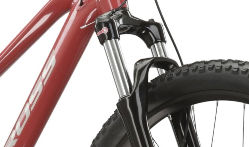Rower górski MTB KROSS Lea 5.0 D17 27.5 cala damski Bordowy zbliżenie na amortyzator rower typu hardtail przedni amortyzator marki SR SUNTOUR typ XCM32 ze skokiem 100 mm ułatwia najeżdżanie na przeszkody niweluje wstrząsy niska masa roweru duża sztywność regulacja za pomocą sprężyny obsługa poprzez pokręteł na goleni