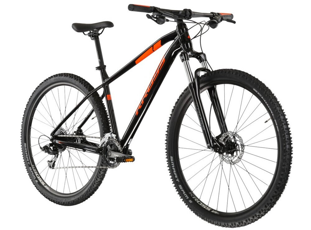 Rower górski MTB KROSS Level 1.0 M17 29 cali męski Czarno-pomarańczowy rower na białym tle widoczny od przodu pod skosem środek codziennego transportu relaks pasja uniwersalność