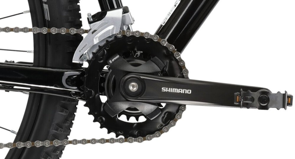 Rower górski MTB KROSS Level 1.0 M17 29 cali męski Czarno-pomarańczowy zbliżenie na korbę kasetę i łańcuch lekka wydajna konstrukcja korby korba SHIMANO typu MT101 kaseta SHIMANO typu HG200 solidność wytrzyma bardzo duży nacisk na pedały