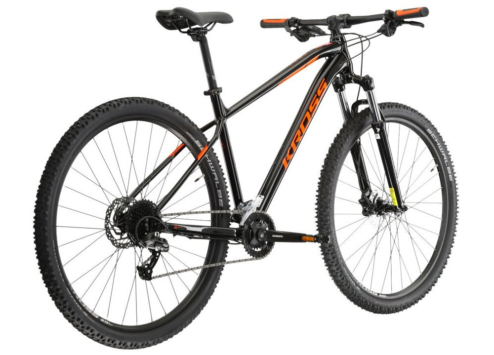 Rower górski MTB KROSS Level 1.0 M19 29 cali męski Czarno-pomarańczowy rower na białym tle widoczny od tyłu po skosie góral pojazd dla sportowców do jazdy wyczynowej uniwersalny dla amatorów zwrotny łatwo wchodzi w zakręty do jazdy w mieście za miastem w lesie na górskim szlaku w błocie nie za głębokim piachu