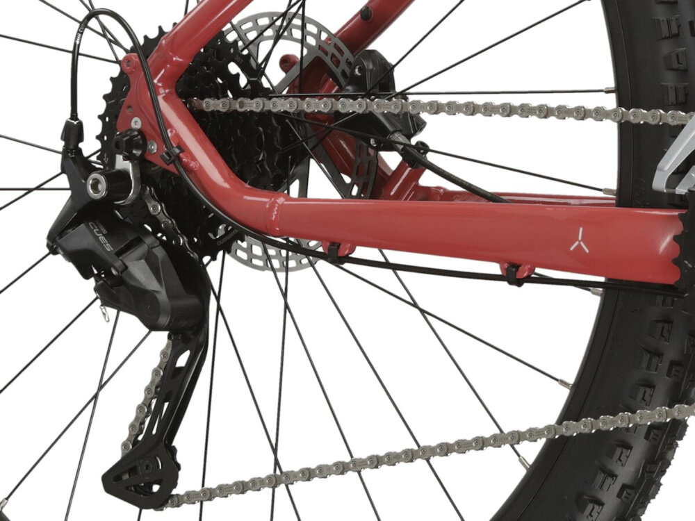 Rower górski MTB KROSS Lea 5.0 D14 27.5 cala damski Bordowy zbliżenie na tylną przerzutkę 18 biegów przerzutki marki przerzutki marki SHIMANO duża wytrzymałość sprawne działanie zmiana biegów jest płynna i bezproblemowa napęd SHIMANO CUES niewiarygodnie płynna i szybka zmiana przełożeń wytrzymałość sprosta dużym obciążeniom