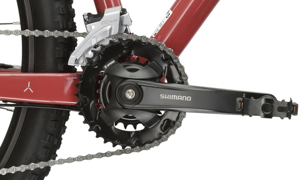 Rower górski MTB KROSS Lea 5.0 D14 27.5 cala damski Bordowy zbliżenie na korbę kasetę i łańcuch lekka wydajna konstrukcja korby korba SHIMANO typu 36T-22T 170 mm kaseta SHIMANO typu 11-36T 9 Speed solidność wytrzyma bardzo duży nacisk na pedały