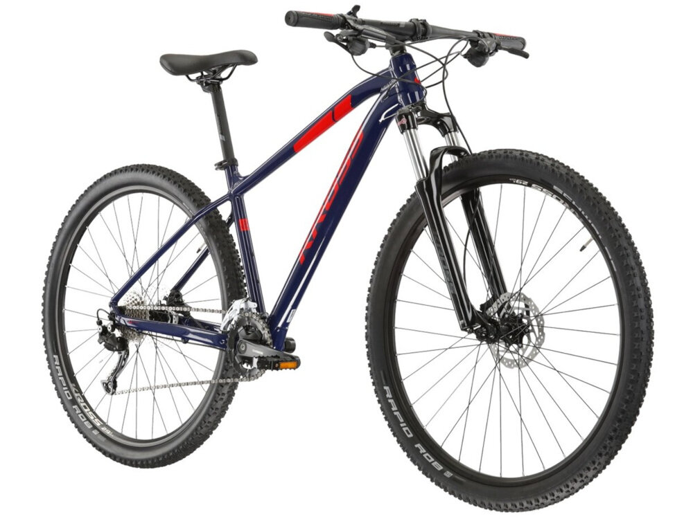 Rower górski MTB KROSS Level 2.0 M17 29 cali męski Granatowo-czerwony rower na białym tle widoczny od przodu pod skosem środek codziennego transportu relaks pasja uniwersalność