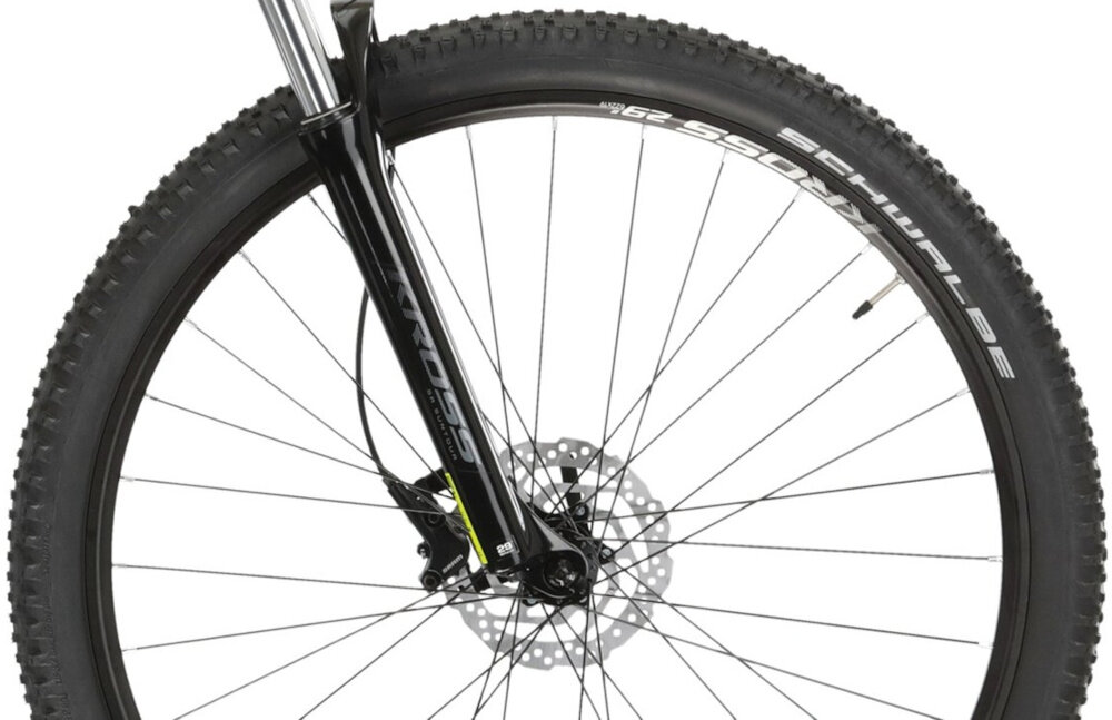 Rower górski MTB KROSS Level 2.0 M17 29 cali męski Granatowo-czerwony zbliżenie na oponę rozmiar koła 29 cali łatwe pokonywanie przeszkód duży kontakt koła z podłożem szerokie opony marki SCHWALBE dobra przyczepność aluminiowe obręcze zachowanie regularnego kształtu kół stabilne trzymanie opony bezpieczna i komfortowa jazda regularne sprawdzanie ciśnienia powietrza wartość na bocznej części opony