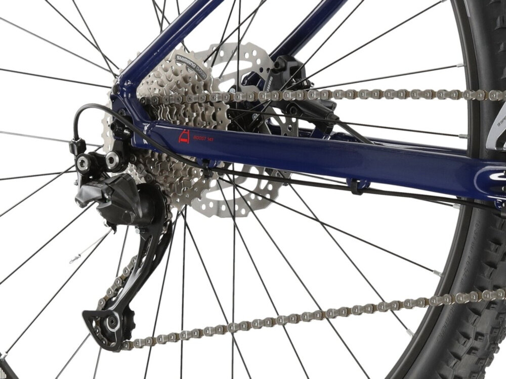 Rower górski MTB KROSS Level 2.0 M17 29 cali męski Granatowo-czerwony zbliżenie na tylną przerzutkę przerzutki marki przerzutki marki SHIMANO 18 biegów przednia 9-rzędowa przerzutka SHIMANO Altus technologia SHADOW przerzutka jest schowana i mniej narażona na uszkodzenia tylna dziewięciorzędowa przerzutka SHIMANO Alivio duża wytrzymałość sprawne działanie zmiana biegów jest płynna i bezproblemowa