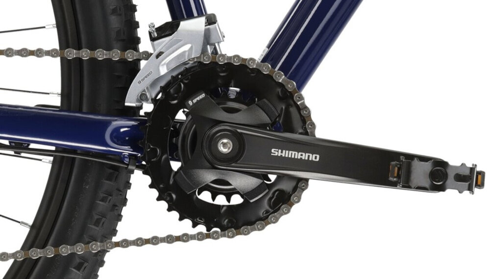 Rower górski MTB KROSS Level 2.0 M17 29 cali męski Granatowo-czerwony zbliżenie na korbę kasetę i łańcuch lekka wydajna konstrukcja korby korba SHIMANO typu MT101 kaseta SHIMANO typu HG201 11-36T solidność wytrzyma bardzo duży nacisk na pedały