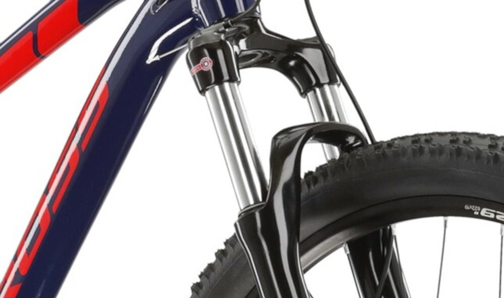 Rower górski MTB KROSS Level 2.0 M17 29 cali męski Granatowo-czerwony zbliżenie na amortyzator rower typu hardtail przedni amortyzator marki SR SUNTOUR typu XCM RL ze skokiem 100 mm ułatwia najeżdżanie na przeszkody niweluje wstrząsy niska masa roweru duża sztywność regulacja za pomocą sprężyny obsługa poprzez pokręteł na goleni