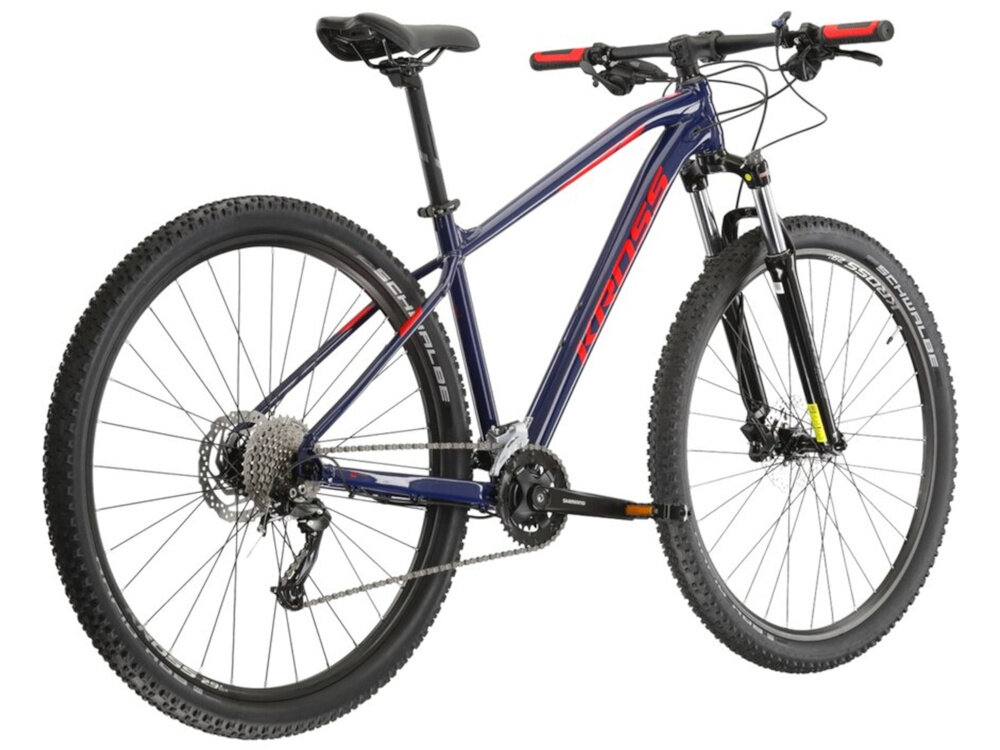 Rower górski MTB KROSS Level 2.0 M16 29 cali męski Granatowo-czerwony rower na białym tle widoczny od tyłu po skosie góral pojazd dla sportowców do jazdy wyczynowej uniwersalny dla amatorów zwrotny łatwo wchodzi w zakręty do jazdy w mieście za miastem w lesie na górskim szlaku w błocie nie za głębokim piachu