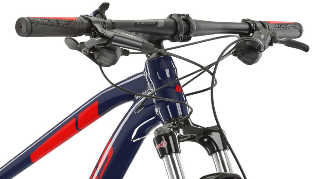 Rower górski MTB KROSS Level 2.0 M16 29 cali męski Granatowo-czerwony zbliżenie na kierownicę kierownica widoczna od przodu pod skosem aluminiowa kierownica aluminiowy wspornik KROSS lekkość trwałość manetki pokryte antypoślizgowym materiałem pewny chwyt