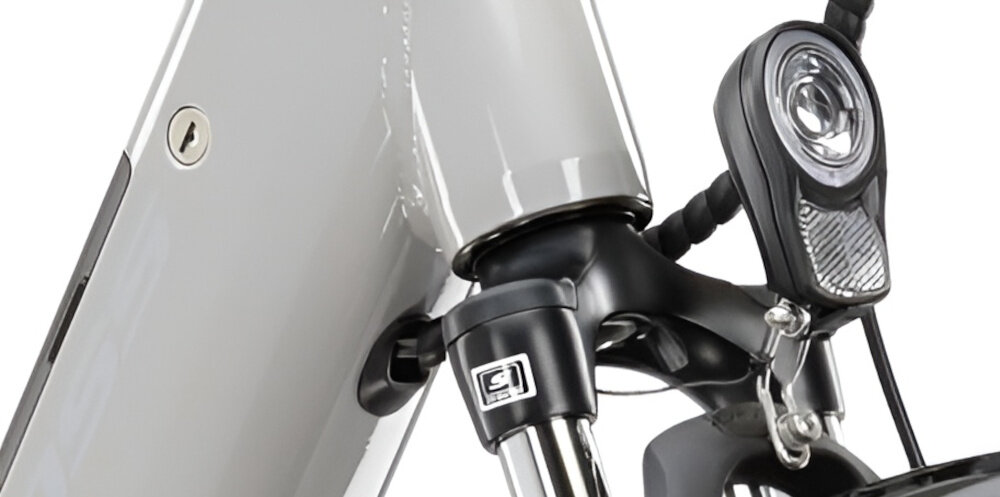 Rower elektryczny KROSS Trans Hybrid LS 2.0 U18 28 cali Szary zdjęcie przedniego światła bezpieczeństwo zintegrowane przednie i tylne oświetlenie dobra widoczność bezpieczeństwo na drodze wymagane przez prawo drogowe