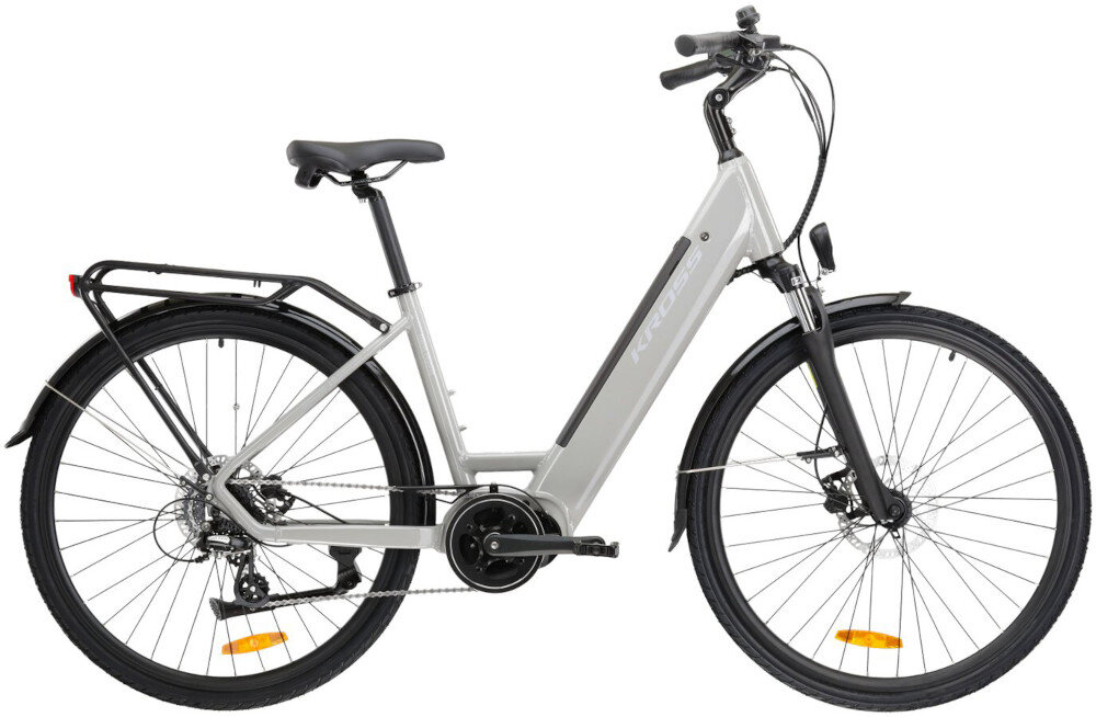 Rower elektryczny KROSS Trans Hybrid LS 2.0 U18 28 cali Szary rower na białym tle widoczny z boku błotniki ochrona przed zachlapaniem i brudem zapobiegają przenoszeniu brudu z koła na ramę i ubranie użytkownika