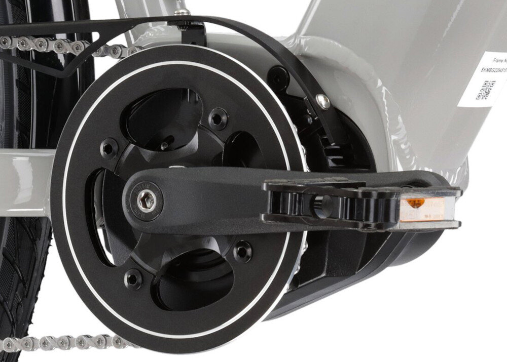 Rower elektryczny KROSS Trans Hybrid LS 2.0 U18 28 cali Szary zbliżenie na silnik i tylne koło wytrzymały bezszczotkowy silnik renomowanej marki BAFANG umieszczony centralnie moc 250 W cichy