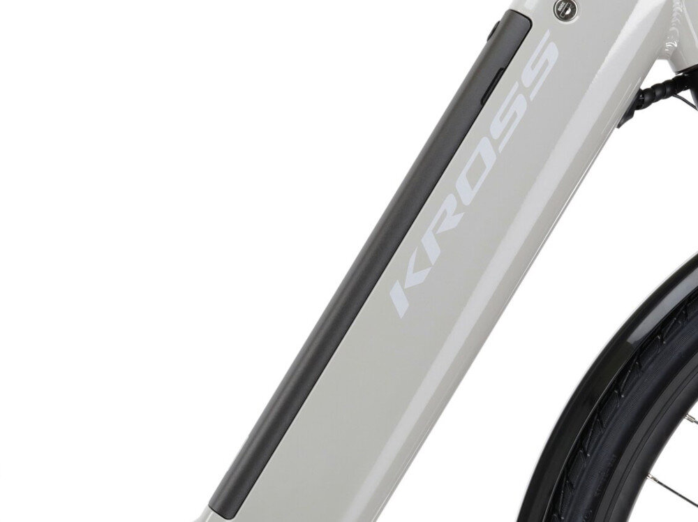 Rower elektryczny KROSS Trans Hybrid LS 2.0 U18 28 cali Szary zbliżenie na baterię umieszczoną w ramie zasięg do 100 km bateria litowo-jonowa napięcie 43,2 V pojemność 12 Ah 518,4 Wh czas ładowania około 6,5 godzin żywotność baterii około 700 ładować bateria w ramie zintegrowana z konstrukcją roweru
