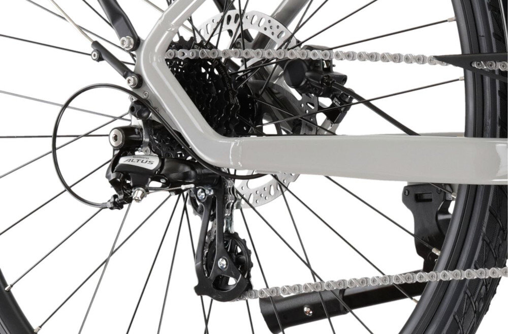 Rower elektryczny KROSS Trans Hybrid LS 2.0 U18 28 cali Szary zbliżenie na przerzutkę manetki SHIMANO typu M315 8 biegów przerzutki marki SHIMANO duża wytrzymałość sprawne działanie zmiana biegów jest płynna i bezproblemowa tylna przerzutka SHIMANO Altus technologia SHADOW przerzutka jest schowana i mniej narażona na uszkodzenia