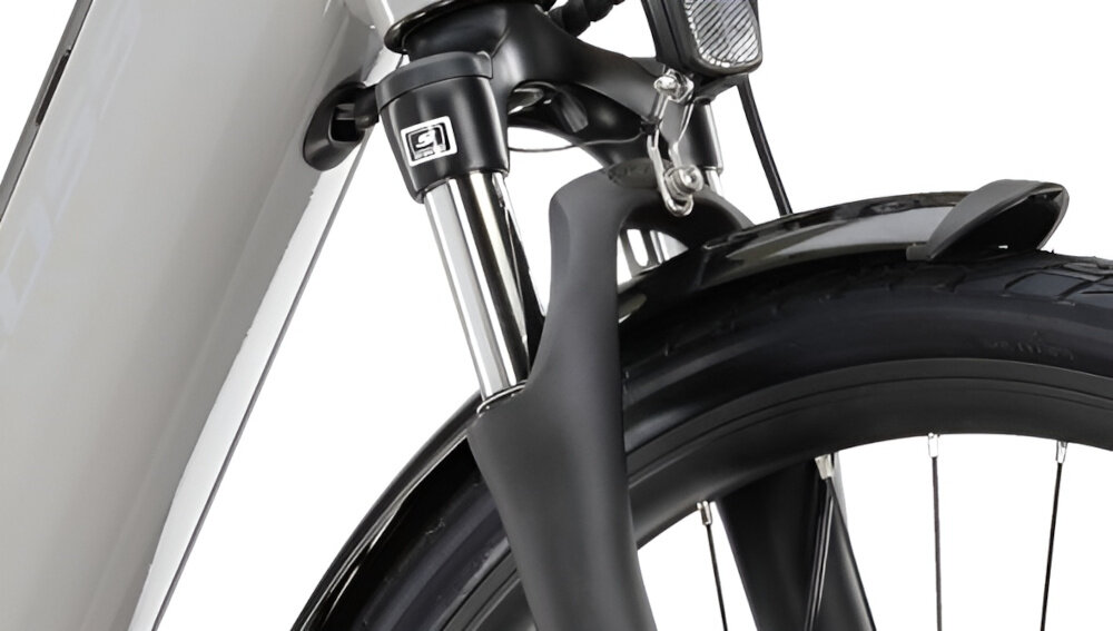 Rower elektryczny KROSS Trans Hybrid LS 2.0 U18 28 cali Szary zbliżenie na amortyzator rower typu hardtail przedni amortyzator marki SR Suntour typu Nex ze skokiem 63 mm ułatwia najeżdżanie na przeszkody niweluje wstrząsy niska masa roweru duża sztywność regulacja za pomocą sprężyny