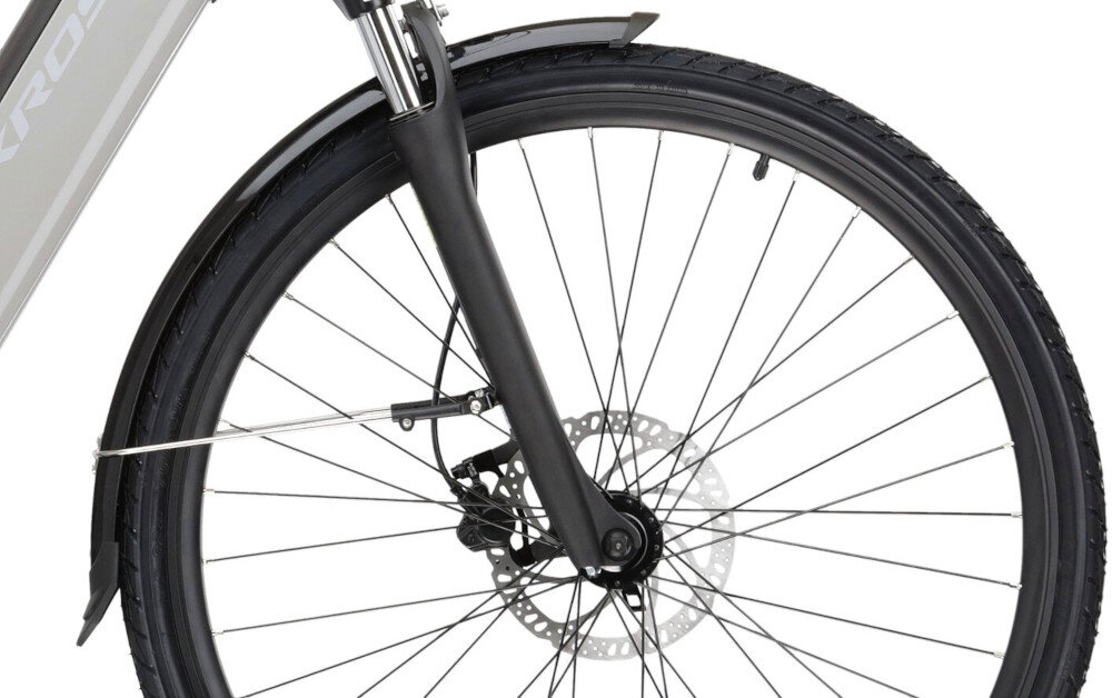 Rower elektryczny KROSS Trans Hybrid LS 2.0 U19 28 cali Szary zbliżenie na oponę zdjęcie na białym tle rozmiar koła 28 cali łatwe pokonywanie przeszkód opony marki KENDA dobra przyczepność aluminiowe obręcze zachowanie regularnego kształtu kół stabilne trzymanie opony bezpieczna i komfortowa jazda regularne sprawdzanie ciśnienia powietrza wartość na bocznej części opony