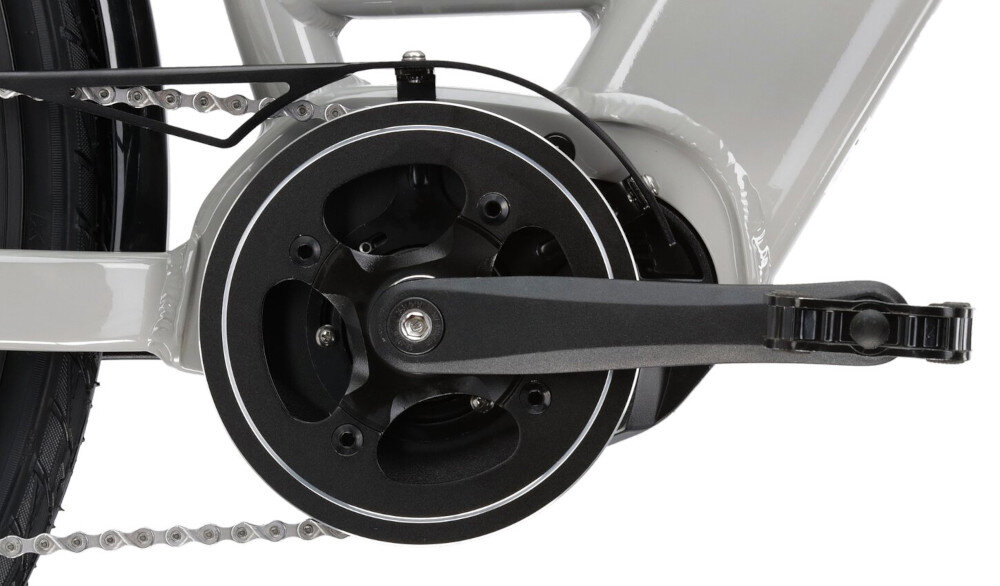 Rower elektryczny KROSS Trans Hybrid LS 2.0 U19 28 cali Szary zbliżenie na korbę i wolnobieg lekka i wydajna korba marki BAFANG typu 170 mm wolnobieg marki SHIMANO typu CS-HG31-8 solidny wytrzyma obciążenie nawet w trudnych warunkach wytrzyma bardzo duży nacisk na pedały