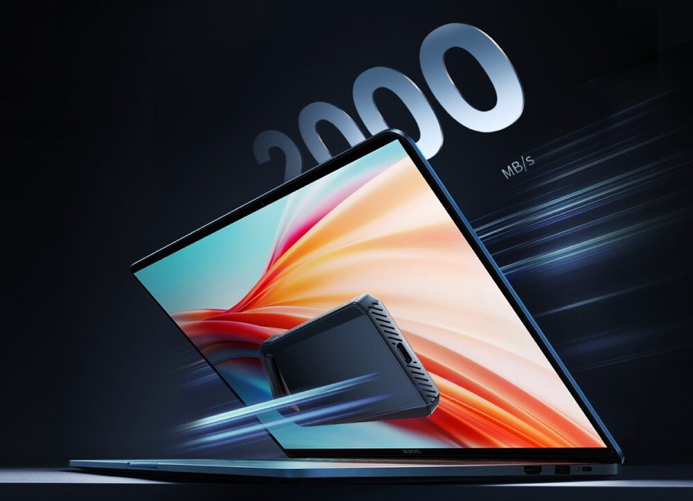 Dysk LEXAR SL600 Przenośny dysk zewnętrzny wysuwający się z ekranu laptopa na ciemnym tle. Nad urządzeniem widnieje duża liczba 2000 z dopiskiem 'MB/s', sugerująca prędkość przesyłu danych