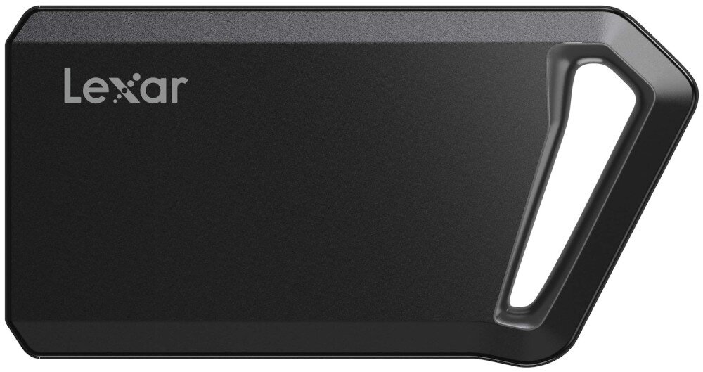 Dysk LEXAR SL600 Widok z boku na czarny, matowy dysk zewnętrzny z logotypem Lexar po lewej stronie i szerokim otworem na karabińczyk lub smycz po prawej stronie