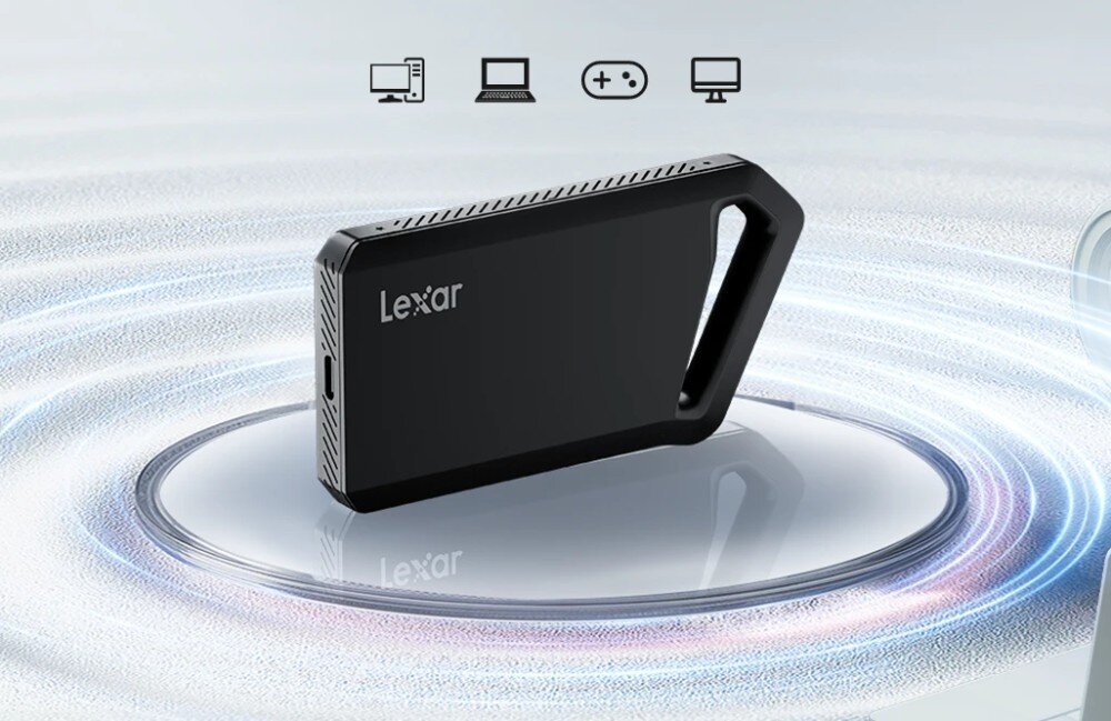 Dysk LEXAR SL600 Przenośny dysk leżący na jasnej, falującej powierzchni. Powyżej znajdują się cztery ikony symbolizujące kompatybilność z komputerem stacjonarnym, laptopem, konsolą do gier oraz monitorem