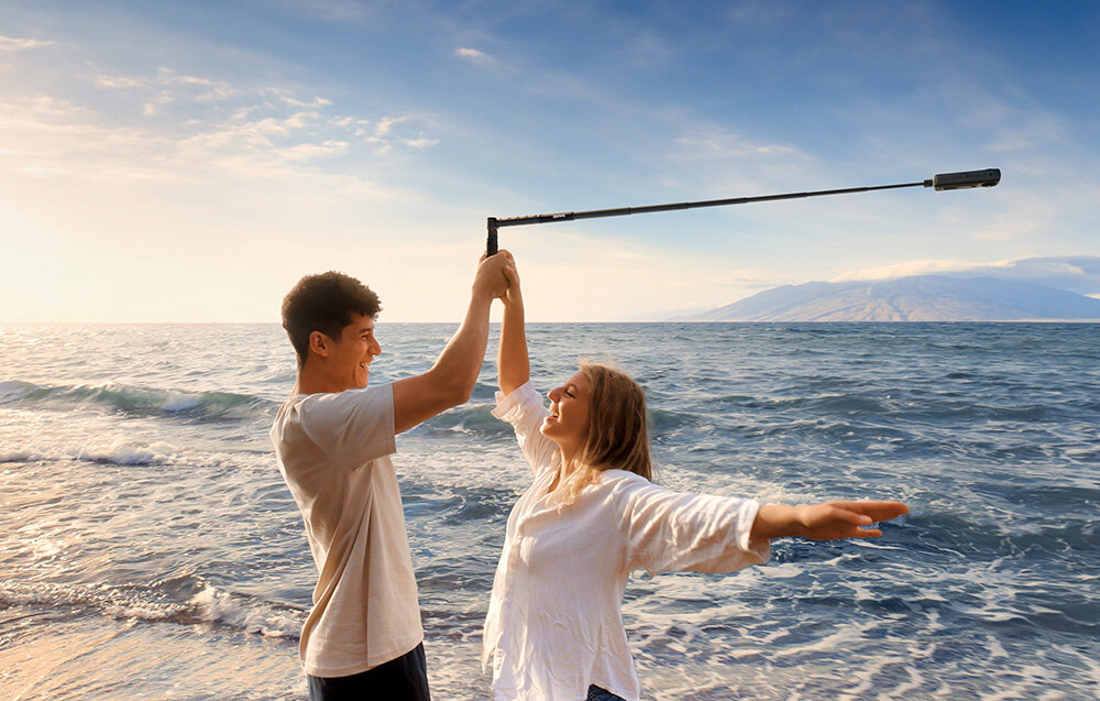 Kamera sportowa INSTA360 X4, bateria Insta360 X4 - kamera na selfie sticku dwojka ludzi nad morzem - rozdzielczosc tryb zdjecia jakosc 