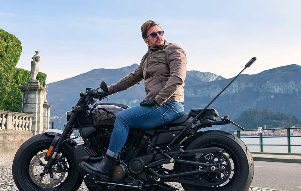 Kamera sportowa INSTA360 X4 - jazda na motocyklu, mezczyzna, selfie stick, jakosc, nagrywanie przygody akcja