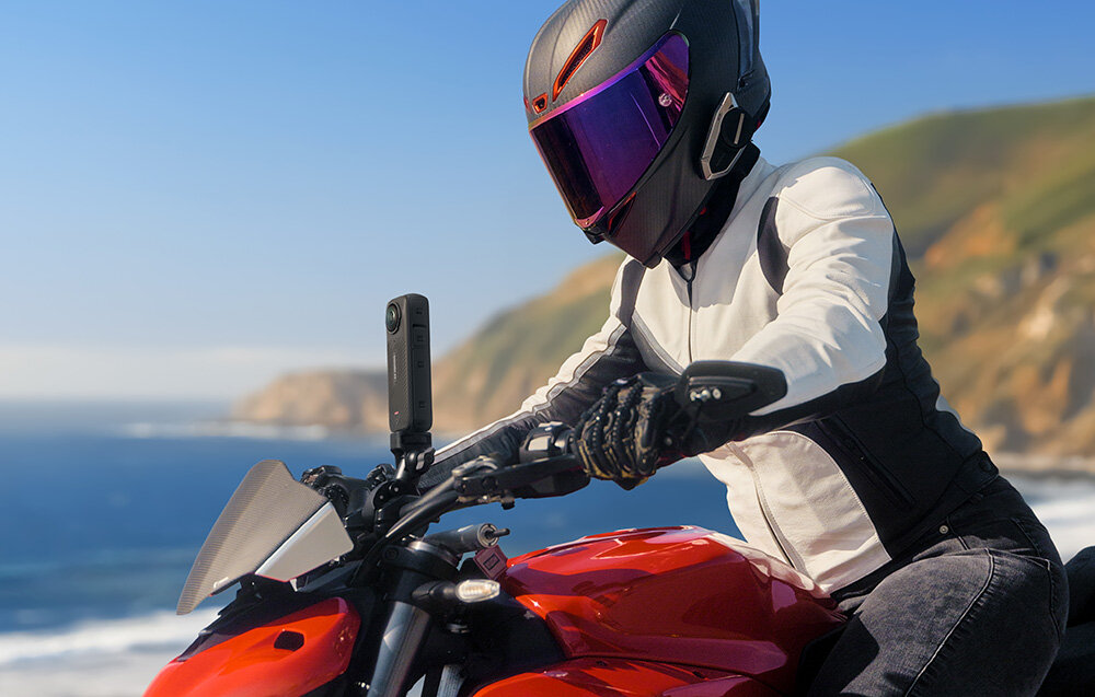 Kamera sportowa INSTA360 X4 - czlowiek na motocyklu, dodatkowe funkcje automatyczne usuwanie, pre-recording