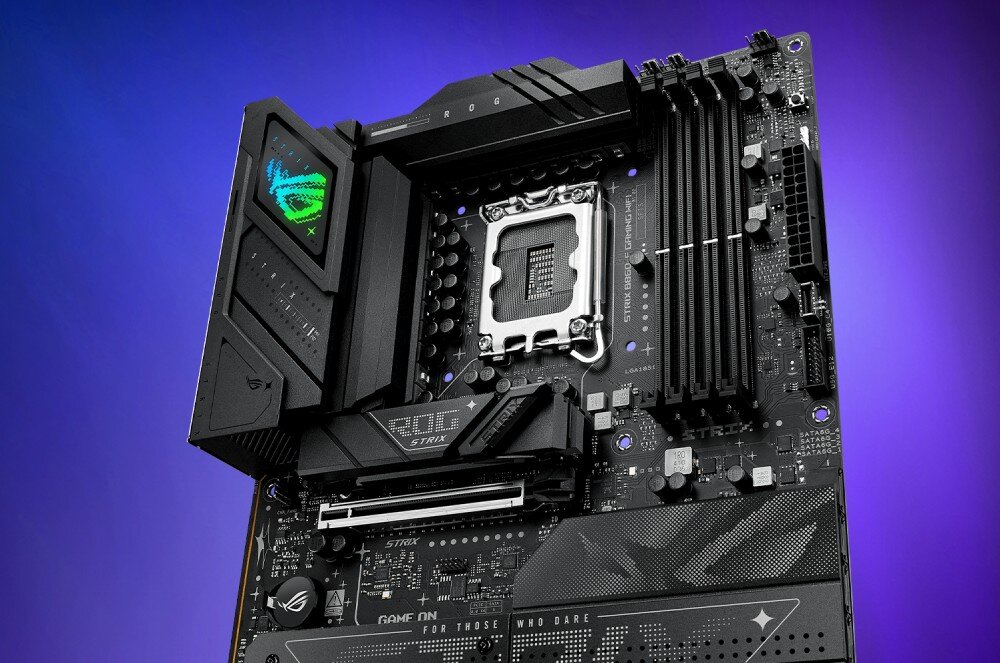 Płyta główna ASUS ROG STRIX B860-F Gaming WIFI Górny fragment płyty głównej z podświetlonym na zielono logo na fioletowym tle