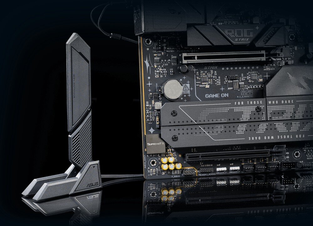 Płyta główna ASUS ROG STRIX B860-F Gaming WIFI Czarna antena bezprzewodowa stojąca obok tylnego panelu złącz płyty głównej