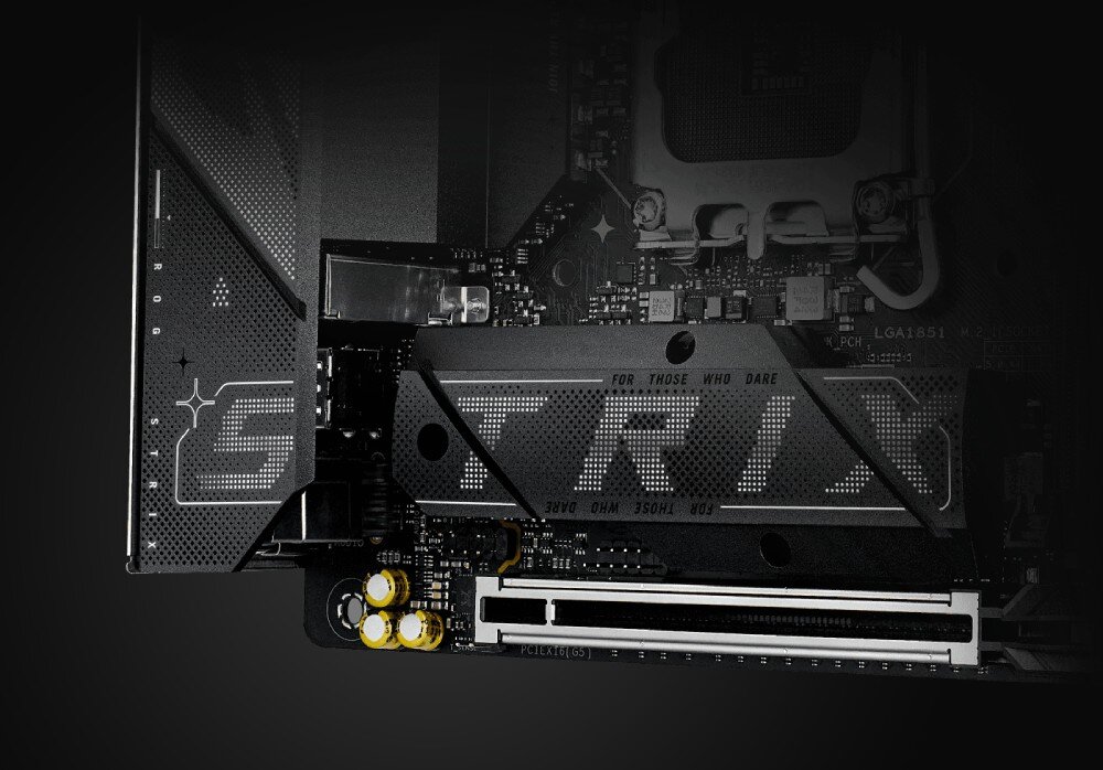 Płyta główna ASUS ROG Strix B860-I Gaming WiFi Tylna strona płyty głównej z widoczną metalową płytką z napisem 'STRIX' i wycięciami wentylacyjnymi oraz białym slotem PCIe