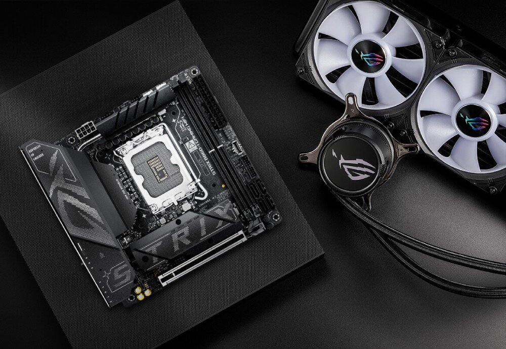 Płyta główna ASUS ROG Strix B860-I Gaming WiFi Widok z góry na płytę główną w układzie Mini-ITX leżącą obok chłodzenia wodnego ROG z dwoma wentylatorami RGB