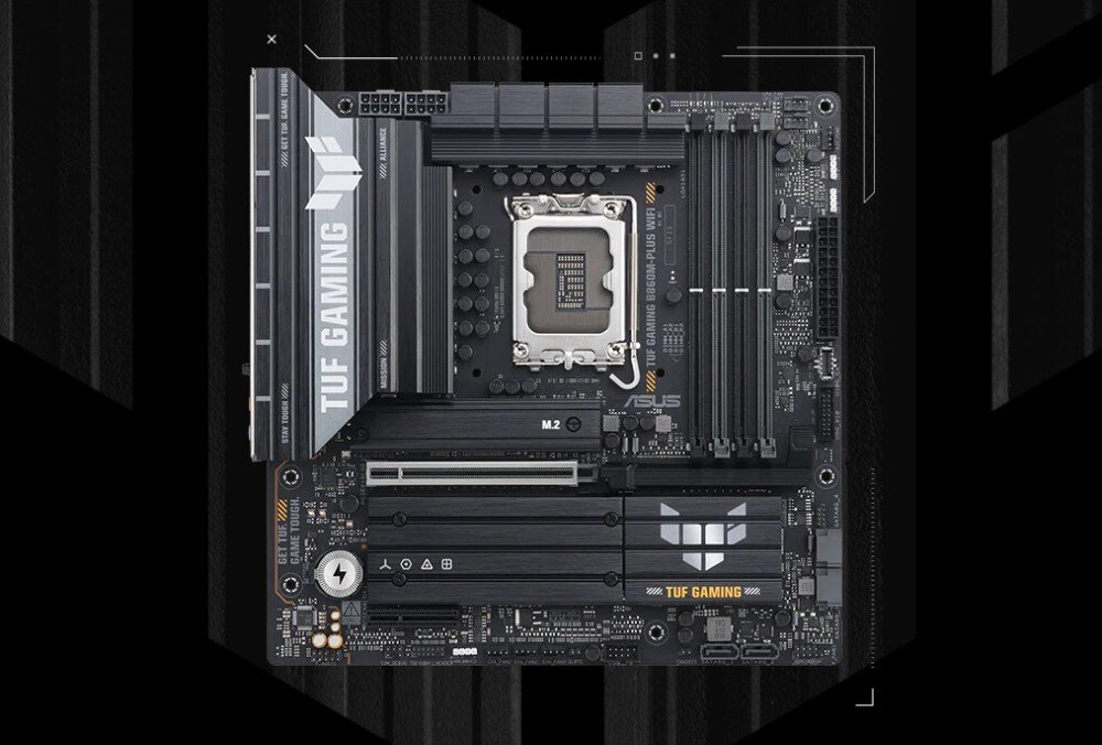 Płyta główna ASUS TUF Gaming B860M Plus WiFi Widok z góry na płytę główną w formacie micro-ATX z gniazdem procesora, czterema bankami pamięci RAM, radiatorami oraz slotami rozszerzeń