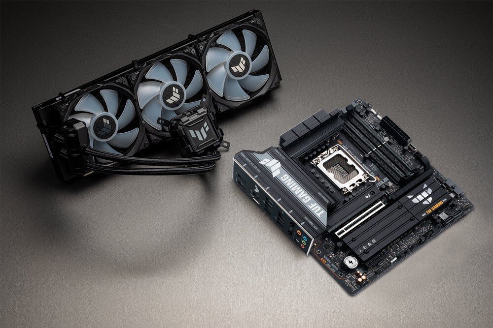Płyta główna ASUS TUF Gaming B860M Plus WiFi Płyta główna leżąca na płaskiej powierzchni obok zestawu chłodzenia wodnego z trzema wentylatorami