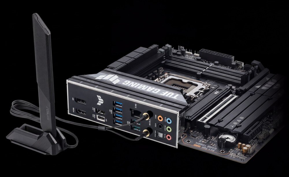 Płyta główna ASUS TUF Gaming B860M Plus WiFi Widok na panel tylny z podłączoną zewnętrzną anteną Wi-Fi na podstawce, dołączoną przewodami do gniazd antenowych