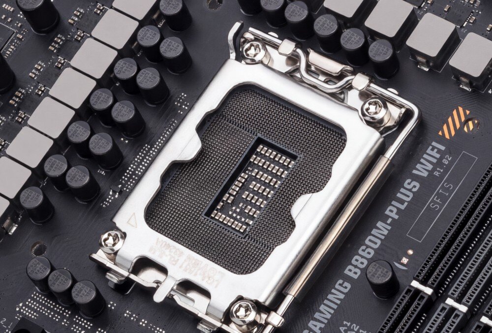 Płyta główna ASUS TUF Gaming B860M Plus WiFi Zbliżenie na gniazdo procesora z otwartą metalową ramką mocującą oraz otaczające je elementy sekcji zasilania