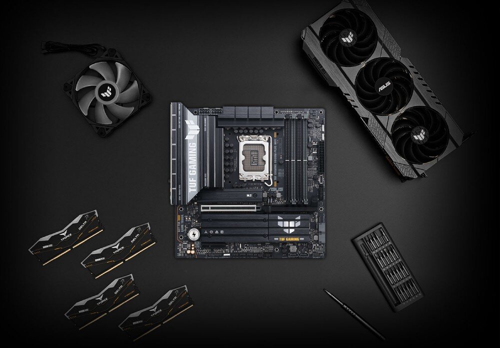 Płyta główna ASUS TUF Gaming B860M Plus WiFi Widok z góry na płytę główną otoczoną podzespołami: kartą graficzną, wentylatorem, modułami RAM oraz zestawem śrubokrętów