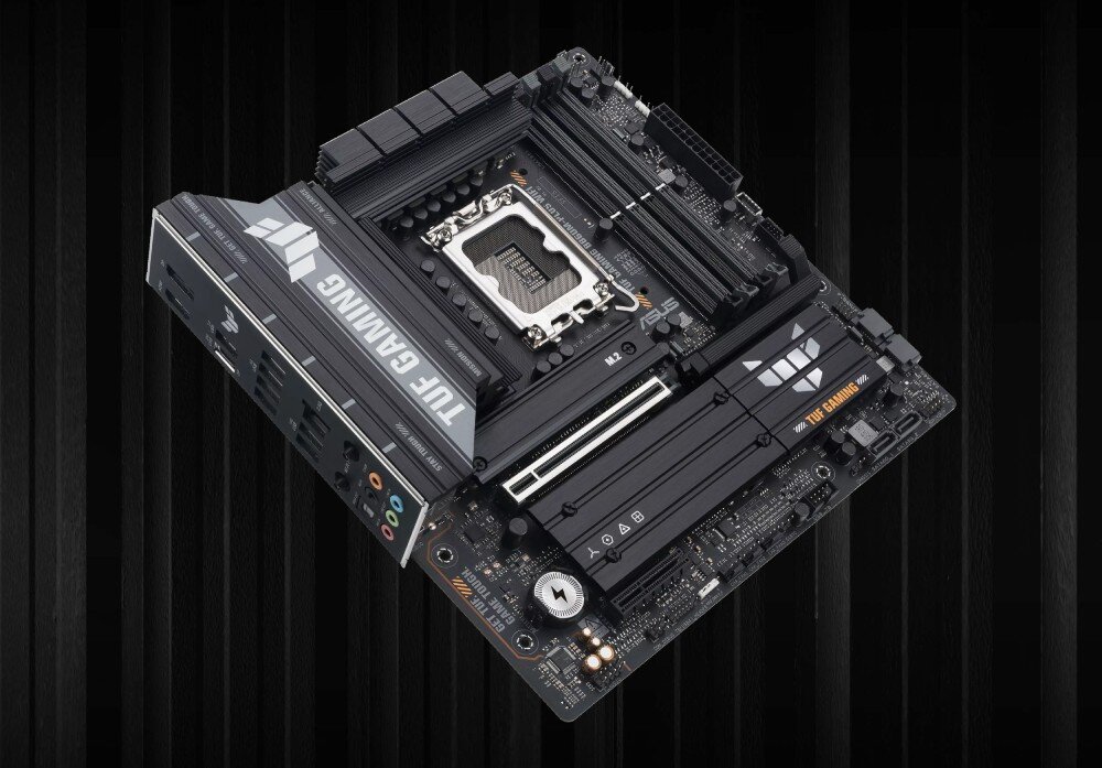 Płyta główna ASUS TUF Gaming B860M Plus WiFi Płyta główna pokazana pod kątem z widocznym panelem tylnym, złączami audio i radiatorami