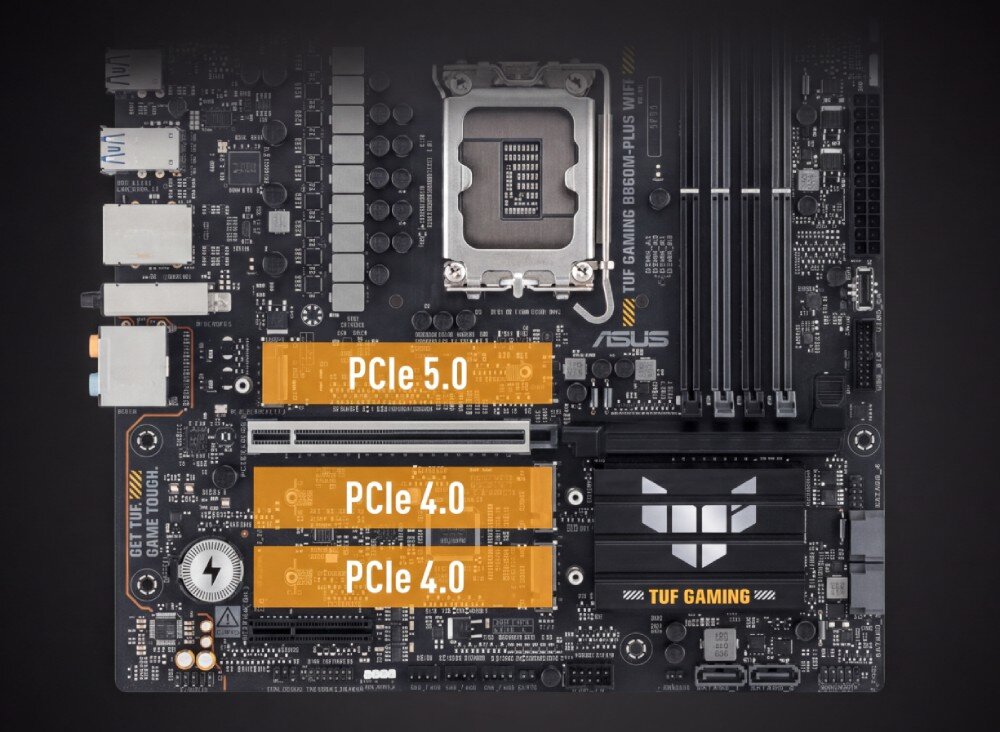 Płyta główna ASUS TUF Gaming B860M Plus WiFi Widok z góry na płytę główną z zaznaczonymi złączami 'PCIe 5.0' oraz 'PCIe 4.0' na laminacie