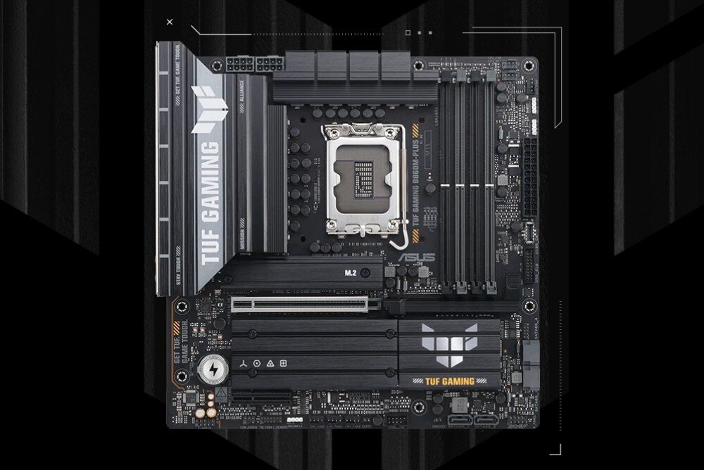 Płyta główna ASUS TUF Gaming B860M Plus Widok z góry na płytę główną w formacie micro-ATX z gniazdem procesora, czterema bankami pamięci RAM, radiatorami oraz slotami rozszerzeń