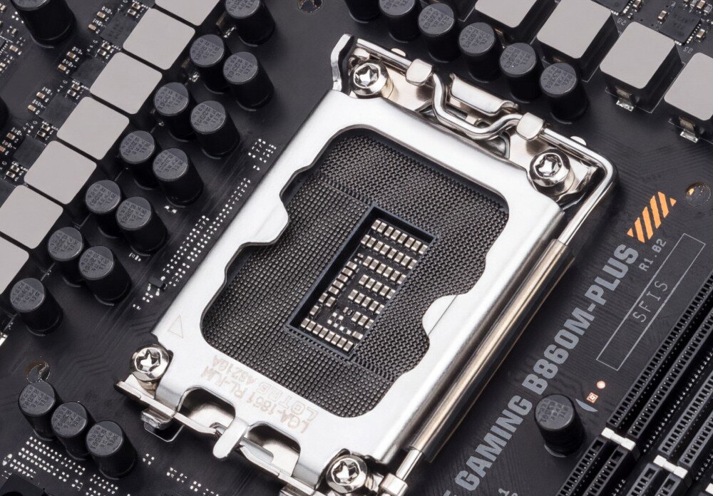 Płyta główna ASUS TUF Gaming B860M Plus Zbliżenie na gniazdo procesora z otwartą metalową ramką mocującą oraz otaczające je elementy sekcji zasilania