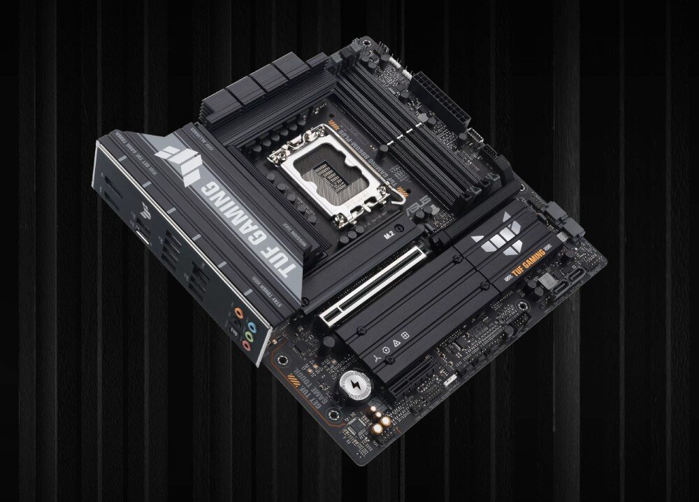 Płyta główna ASUS TUF Gaming B860M Plus Płyta główna pokazana pod kątem z widocznym panelem tylnym, złączami audio i radiatorami